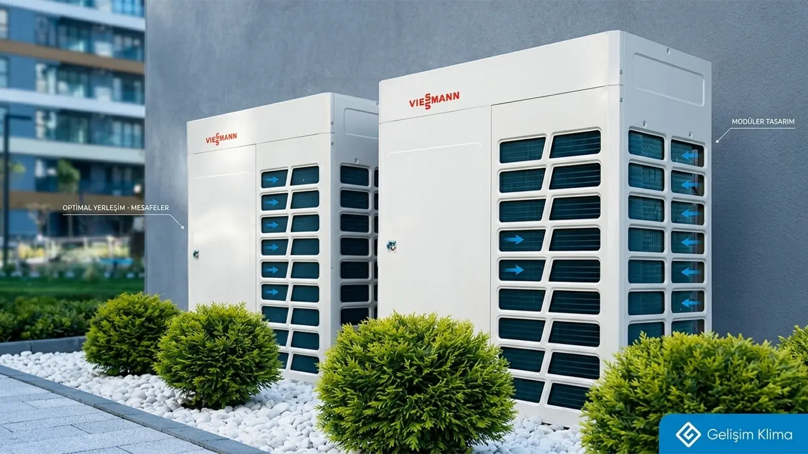 Bir binanın önünde yan yana konumlandırılmış iki modüler VRF dış ünitesi ve aralarında bırakılan servis mesafeleri